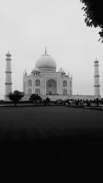 Zdjęcie widok taj mahal na tle nieba