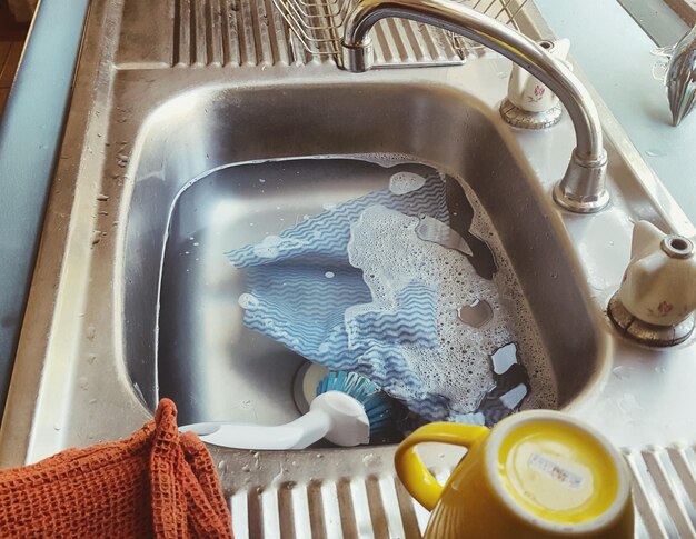 Zdjęcie widok tkaniny w umywalce pod wysokim kątem