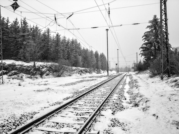 Widok torów kolejowych w zimie