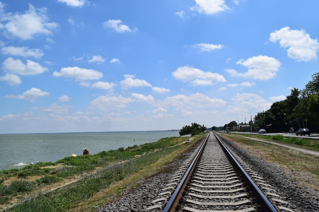 Widok torów kolejowych wzdłuż plaży