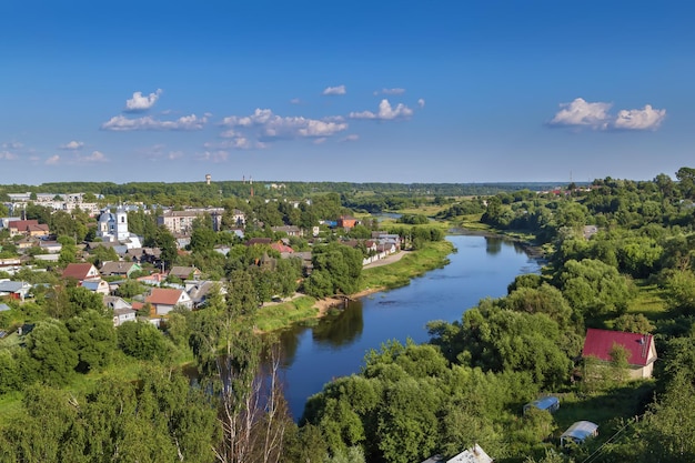 Zdjęcie widok torzhok z rzeką tvertsa latem w rosji