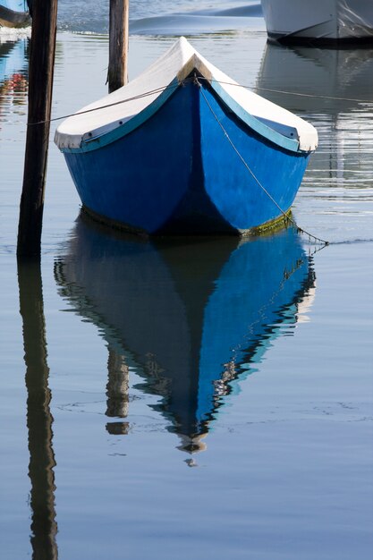 Widok tradycyjnej łodzi rybackiej zakotwiczonej w dokach.