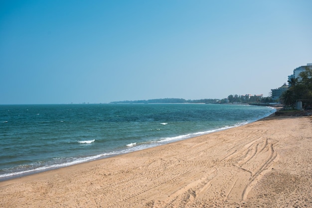 Widok tropikalnego morza i piaszczystej plaży w słoneczny dzień w lecie