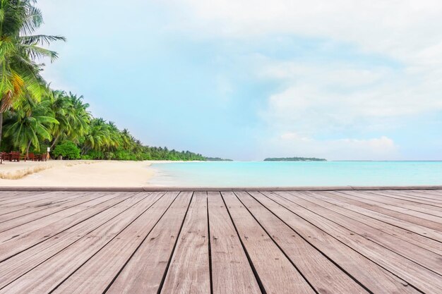 Widok tropikalnej plaży z drewnianego pontonu w letni dzień