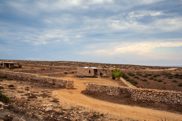 Widok typowego domu o nazwie Dammuso na Lampedusa, Sycylia