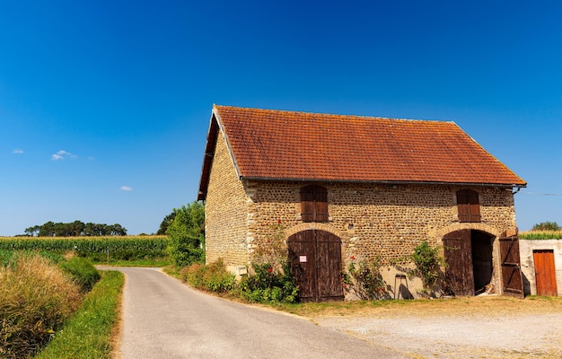 Widok typowego wiejskiego domu na wsi Landes wzdłuż Le Puy Route France
