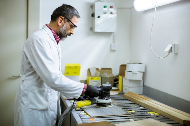 Widok u inżyniera w laboratorium bada płytki ceramiczne