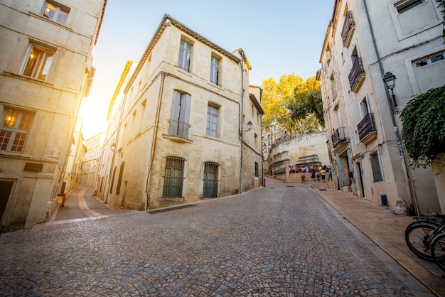Widok ulicy na stare miasto miasta Montpellier w regionie Occitanie we Francji