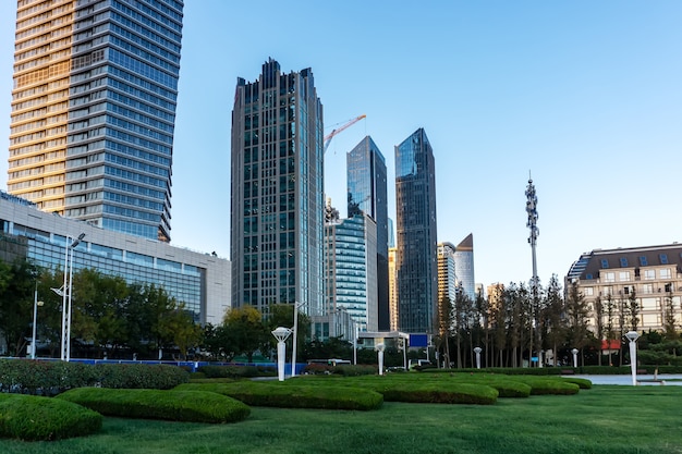 Widok ulicy na wieżowiec centrum finansowego Qingdao