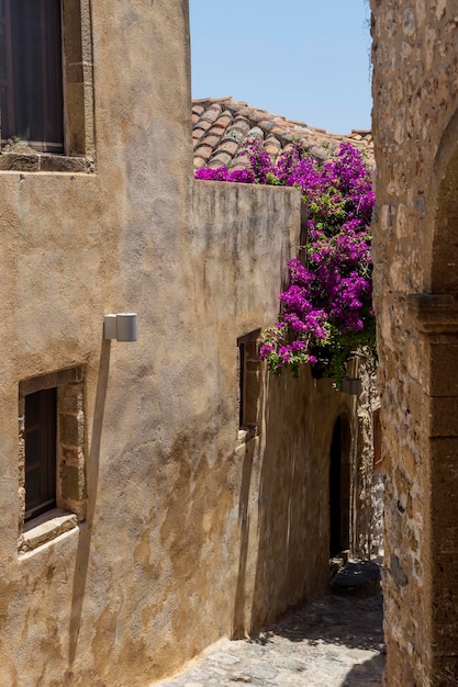 Widok ulicy ufortyfikowane miasto Monemvasia Laconia Grecja Peloponez