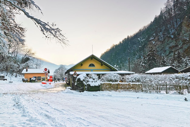 Widok ulicy w kopalni soli zimą Bex w Szwajcarii. Kompleks Górnictwa Soli jest wpisany na listę szwajcarskiego dziedzictwa kulturowego o znaczeniu narodowym.