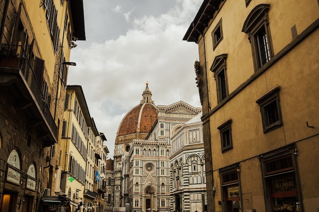 Widok Ulicy Z Katedrą Santa Maria Del Fiore We Florencji, Włochy.