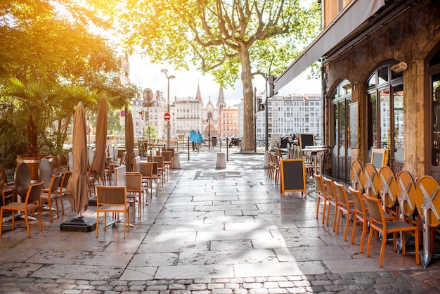 Widok ulicy z kawiarniami w pobliżu rzeki na starym mieście w Lyonie
