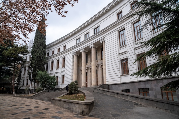 widok uniwersytetu państwowego w Tbilisi, założonego w 1918 r