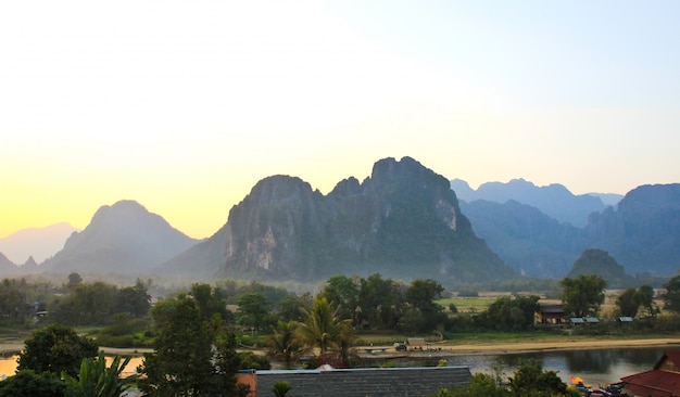 Zdjęcie widok vang vieng przy wschodem słońca, laos.