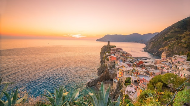 Widok Vernazzy o zachodzie słońca. Jedna z pięciu słynnych kolorowych wiosek Parku Narodowego Cinque Terre we Włoszech