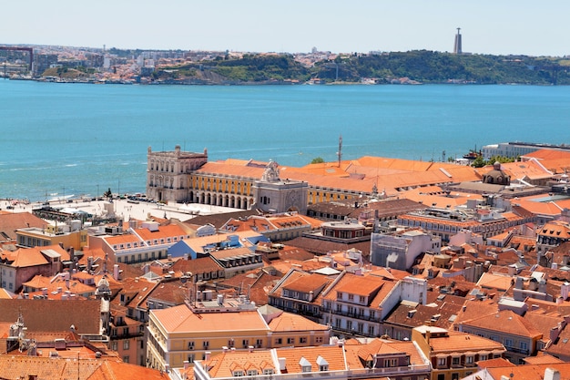 Widok w centrum Lisbon z czerwonymi dachami i mostem w tle, Portugalia