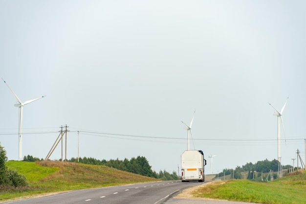 Widok Wiatraka Na Tle Błękitnego Nieba Turbiny Wiatrowe Na Polu Lub Wzdłuż Dróg Odnawialne źródło Energii Wykorzystanie Zasobów Naturalnych Dla Dobra Ludzkości