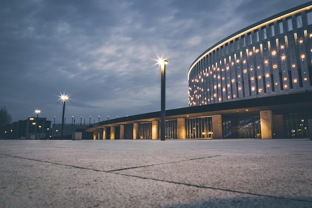 Widok wieczornego miejskiego oświetlenia nocnego budynku