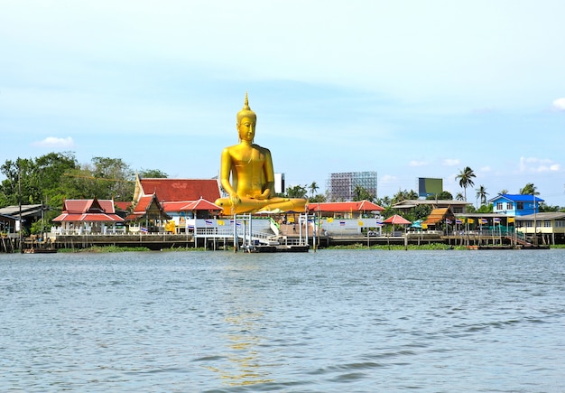 Widok wielkiego złotego buddy to strona rzeki Chao Phraya na Koh Kret