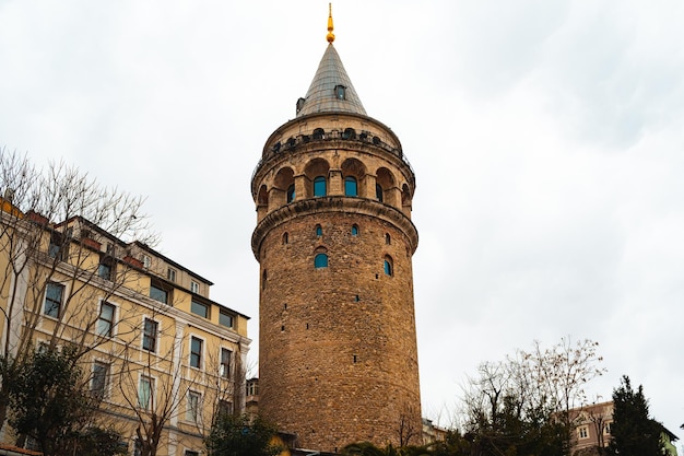 Widok Wieży Galata W Pochmurny Dzień W Stambule