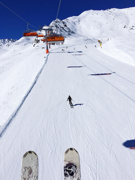 Zdjęcie widok windy narciarskiej
