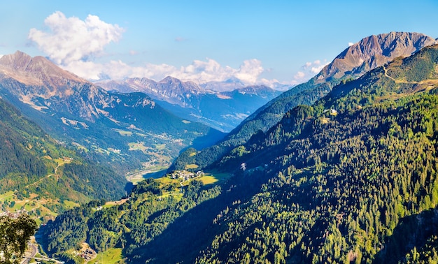 Widok wioski Airolo z Przełęczy Świętego Gotarda w Szwajcarii