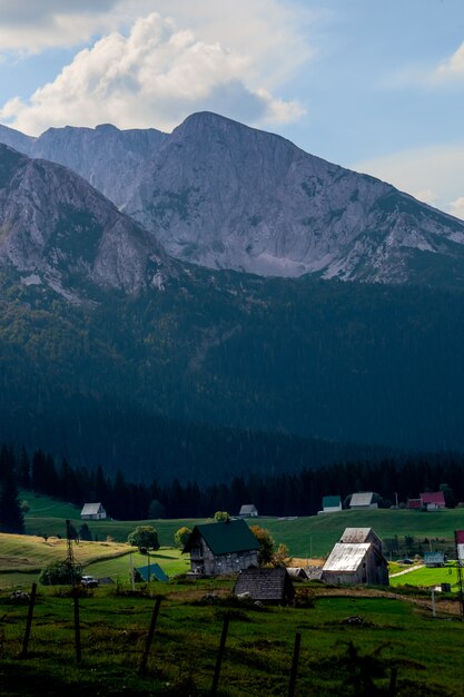 Zdjęcie widok wioski w durmitor, czarnogóra