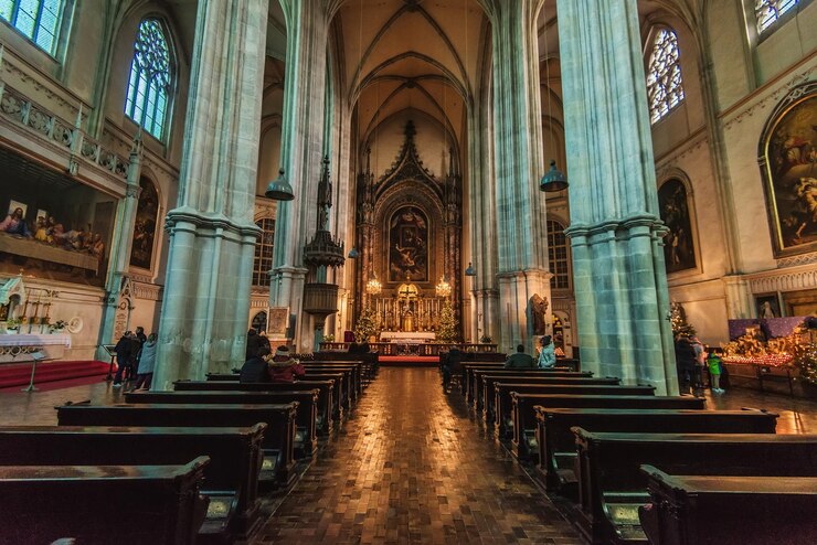 Zdjęcie widok wnętrza gotyckiego kościoła minoritenkirche