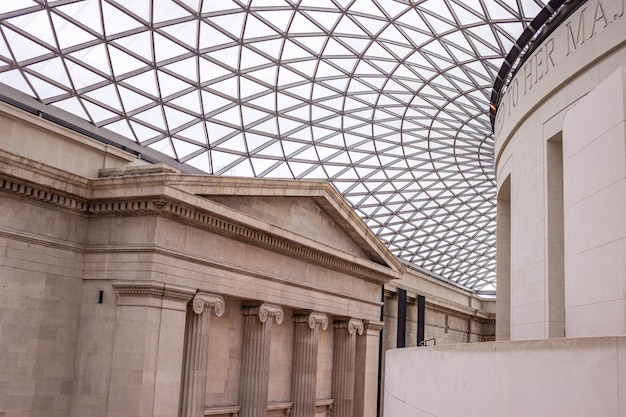 Zdjęcie widok wnętrza great court w british museum, muzeum publicznym w londynie