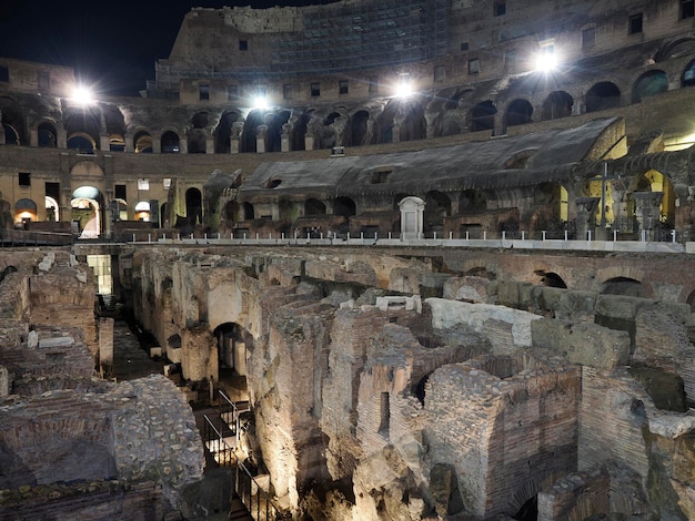 Widok wnętrza Koloseum Rzym w nocy