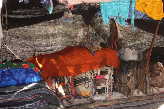 Widok wnętrza namiotu nomadów
