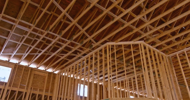 Widok wnętrza nowego drewnianego budynku pokazuje konstrukcję belki drewnianej w trakcie budowy z drewnianym