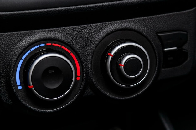 Widok wnętrza samochodu z czarnym salonem Nowoczesne, luksusowe, prestiżowe sterowanie temperaturą wnętrza samochodu klimatyzatora pieca i innych ustawień zbliżenie