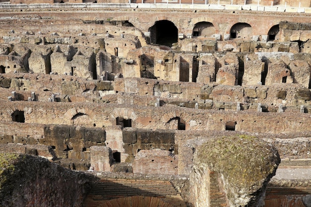Widok wnętrza starożytnego Koloseum w Rzymie, Włochy