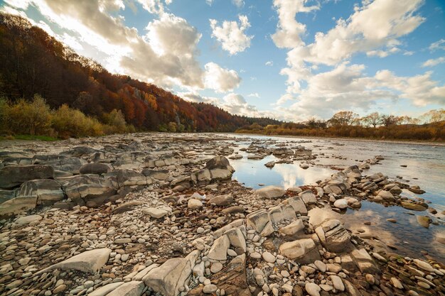 Widok wodospadu jesienią Wodospad w jesiennych barwach Górska rzeka w jesiennym krajobrazie Rzeka Ukraina Stryj
