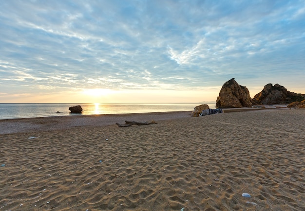 Widok wschód słońca plaża Potistika, Grecja. Morze Egejskie.