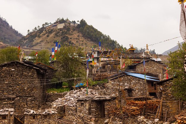 Widok wsi i klasztoru w Himalajach w regionie Manaslu