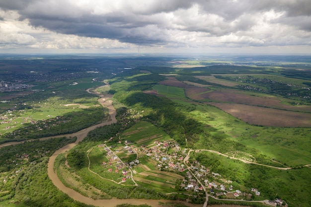 Widok Wsi Z Rzędami Domów Między Zielonymi Polami W Lecie