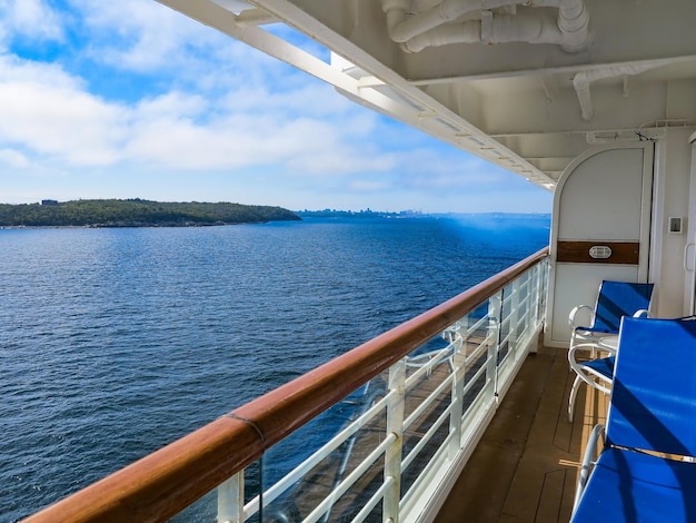 Zdjęcie widok wyspy mcnabs halifax nova scotia canada z balkonu statku wycieczkowego