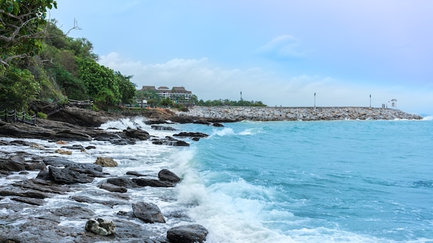 Widok wzdłuż linii brzegowej przy Khao Laem Ya parkiem narodowym, Rayong, Tajlandia