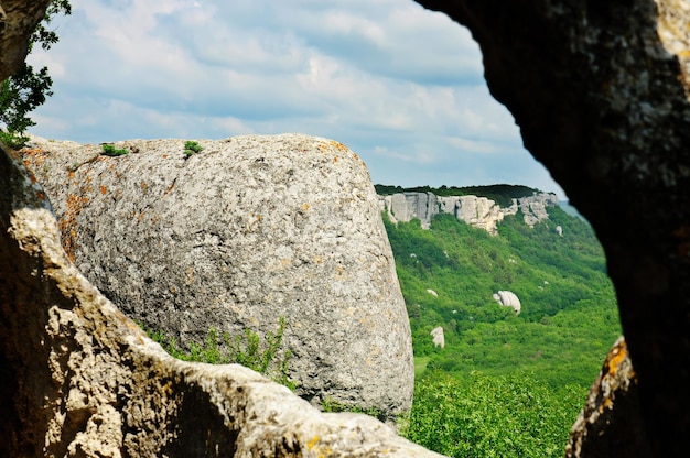 Widok z antycznego jaskiniowego miasta Eski Kermen w górach Krymu na Ukrainie
