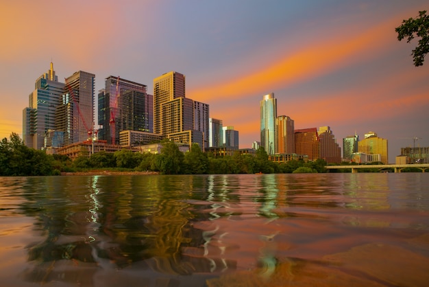 Widok z Austin, Texas w USA panoramę centrum miasta. Nocne miasto zachód słońca.