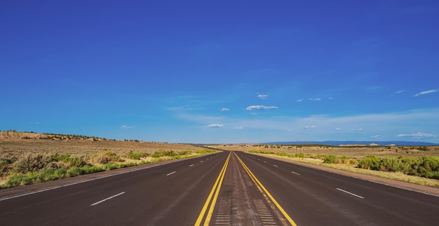 Widok z boku asfaltowej drogi w słoneczny letni dzień Monument Valley Road