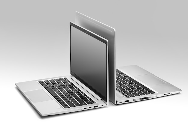 Widok z boku dwóch laptopów