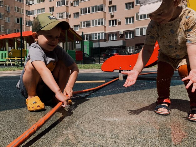 Zdjęcie widok z boku dzieci stojących na ulicy