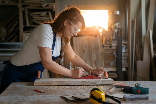 Widok z boku kobieta pracująca w atelier