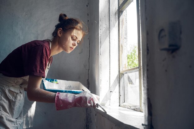 Widok z boku kobiety patrzącej przez okno