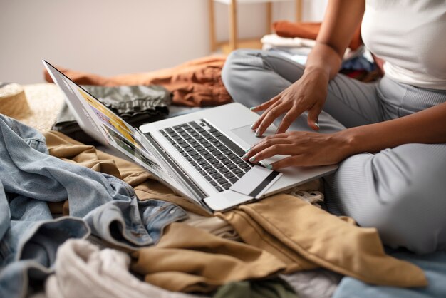 Zdjęcie widok z boku kobiety piszącej na laptopie