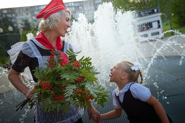 Widok z boku kobiety stojącej przed wodospadem.